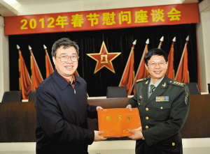区委书记鲁毅左代表宝安区向深圳警备区赠送慰问金.