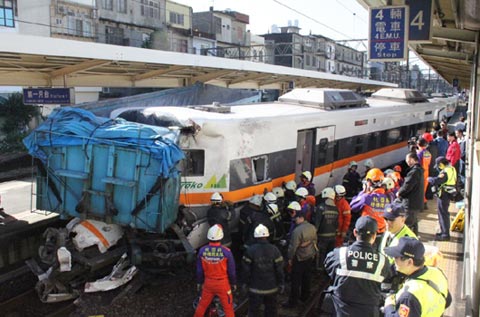 台铁太鲁阁号列车上午发生重大车祸事故,火车在撞上货车后,并将车斗