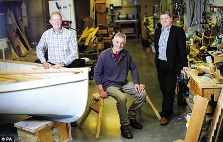 →复制团队：安迪·威克（左）、专业造船匠布赖恩·坎比（中）和罗伯特·范德诺尔特