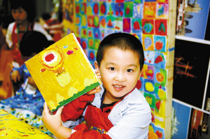 2012“国际儿童美术教育年会”期间深圳孩子现场作画。