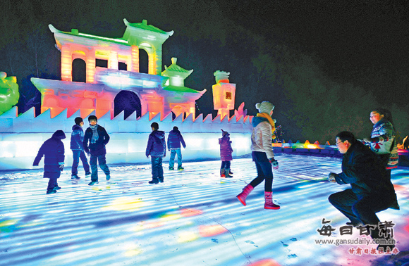 游客在榆中县连搭乡麻家寺二龙山参观冰灯和雪