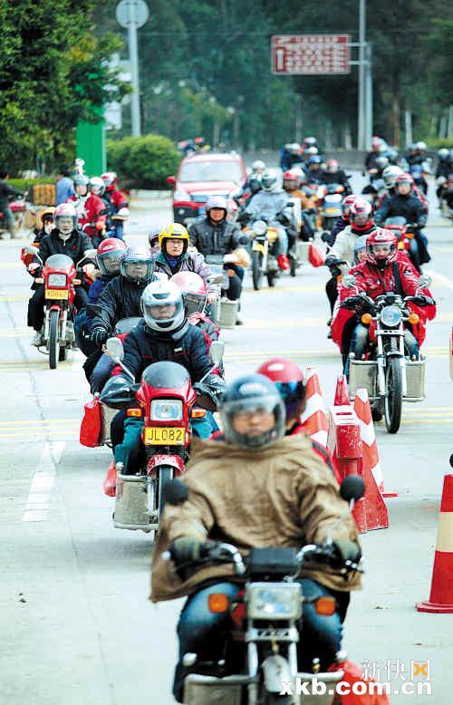 珠三角两万外来工驾摩托车返乡 警车护送过境