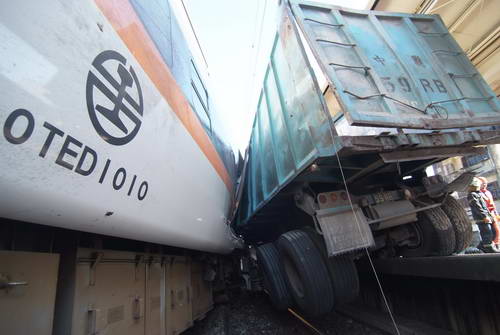 道的货车17日行经桃园县埔心火车站附近,与一列台铁太鲁阁号列车相撞