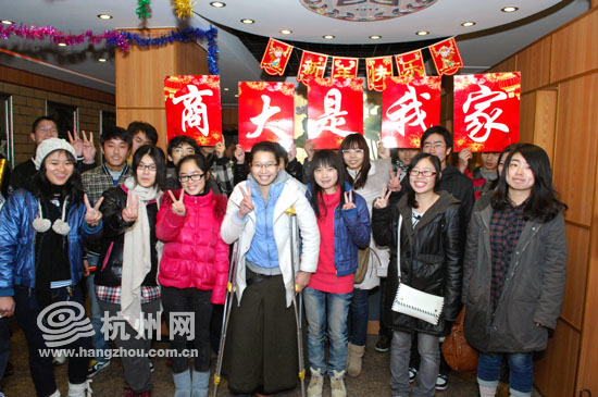 涛声相随迎新春",浙江工商大学钱江湾生活区45号楼前,一幅大红对联图片
