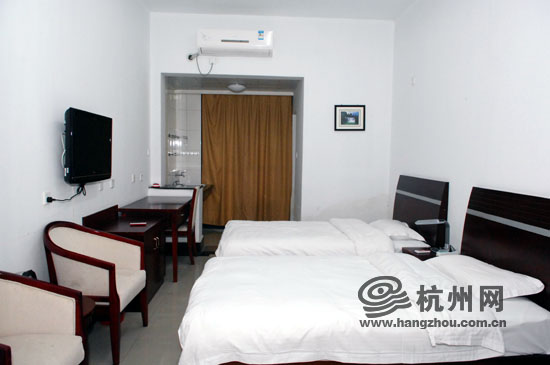涛声相随迎新春",浙江工商大学钱江湾生活区45号楼前,一幅大红对联图片