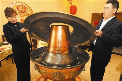 最大京味铜火锅亮相(图)
