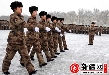 当日,69250部队入伍新兵在训练.(图片均由本报记者刘新华摄)