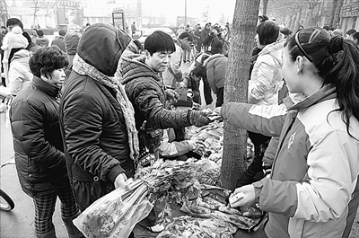 开封中学生街头卖菜 体验挣钱不易(图)