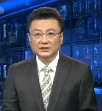 《新闻联播》主持人王宁戴上了眼镜