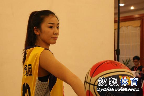 组图:wcba全明星亮相 赵爽甜美苗立杰大将风范