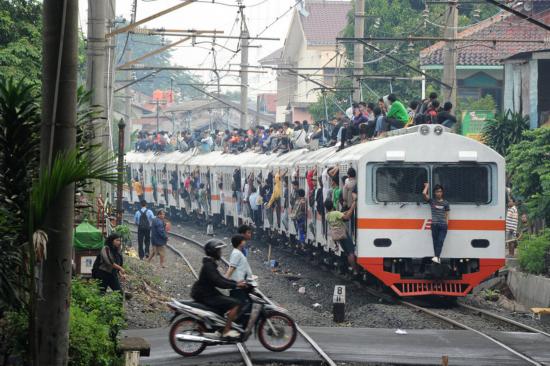 1月17日,印度尼西亚勿加泗,工人在铁道上方悬挂柚子大小的混凝土球,这