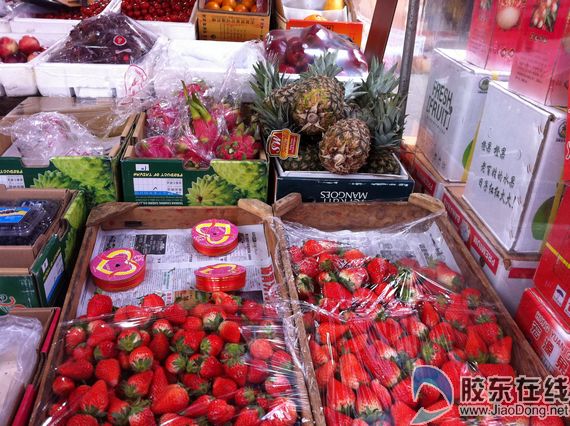 贾楚航)春节临近,烟台水果市场火爆,一些平时少人问津的高端水果