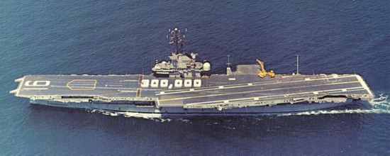 组图盘点:美国退役航空母舰大全(七); 该舰被拖往普及湾海军造船厂