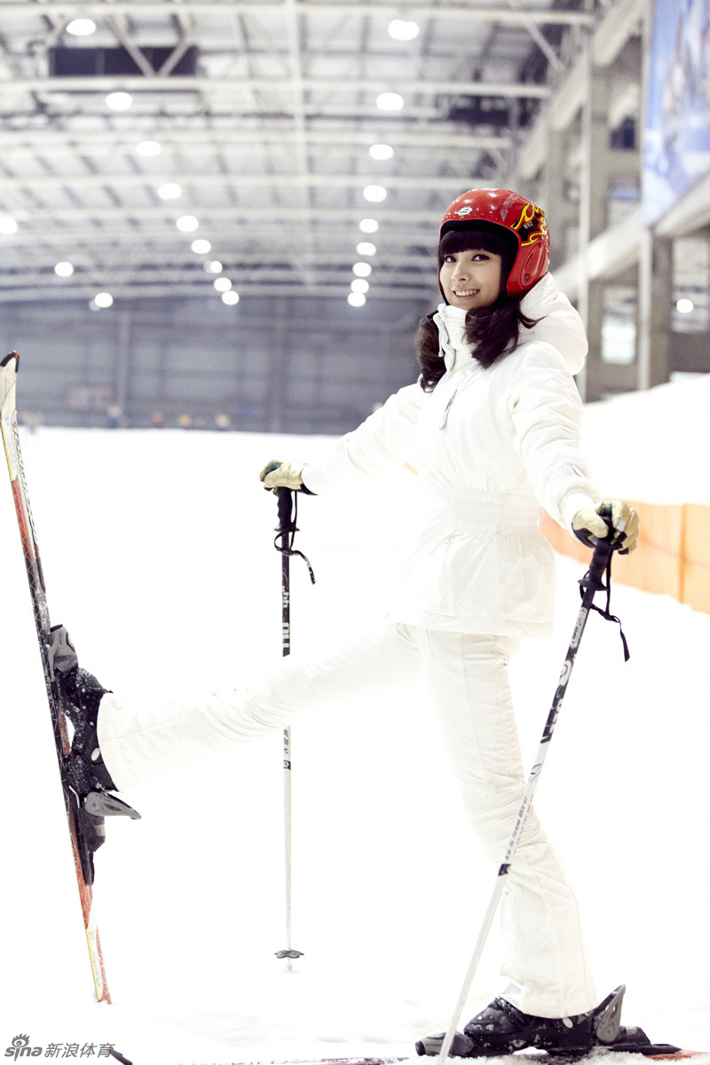 近日,中国女子自由式滑雪队明星队员李妮娜为《时尚最体育》拍摄了