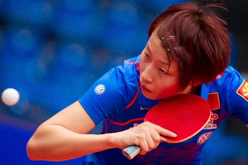 图文:乒乓球匈牙利公开赛 武杨比赛中准备削球