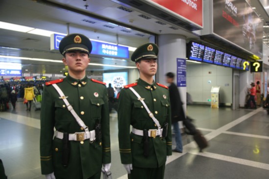 空港卫士保障空中春运 驻首都机场武警服务旅客纪实(组图)