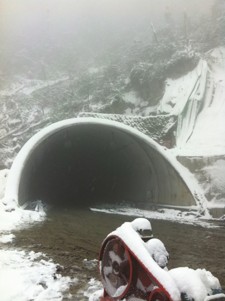 资料图:泥巴山隧道周围积雪很厚