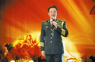 玫瑰的芬芳是和平的福祉……"总政歌舞团著名歌唱家阎维文登台高歌