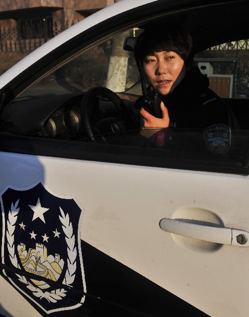 长春,2012年1月23日      80后女交警的春节坚守      1月23日,姜巍巍