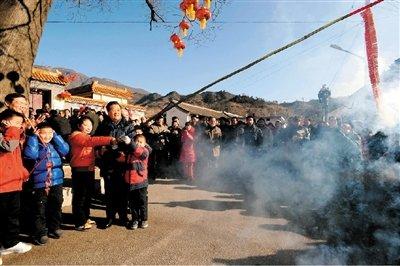胡锦涛与首都群众欢度春节 与孩子们放鞭炮(组