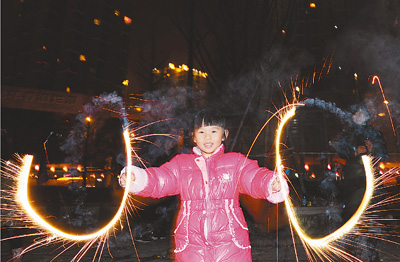 1月23日,重庆市吴佑小朋友在小区放鞭炮庆贺龙