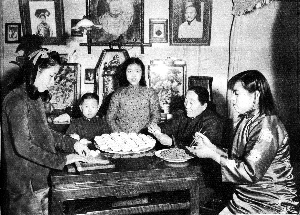 说说老北京的年俗:过年包饺子 初二祭财神 图
