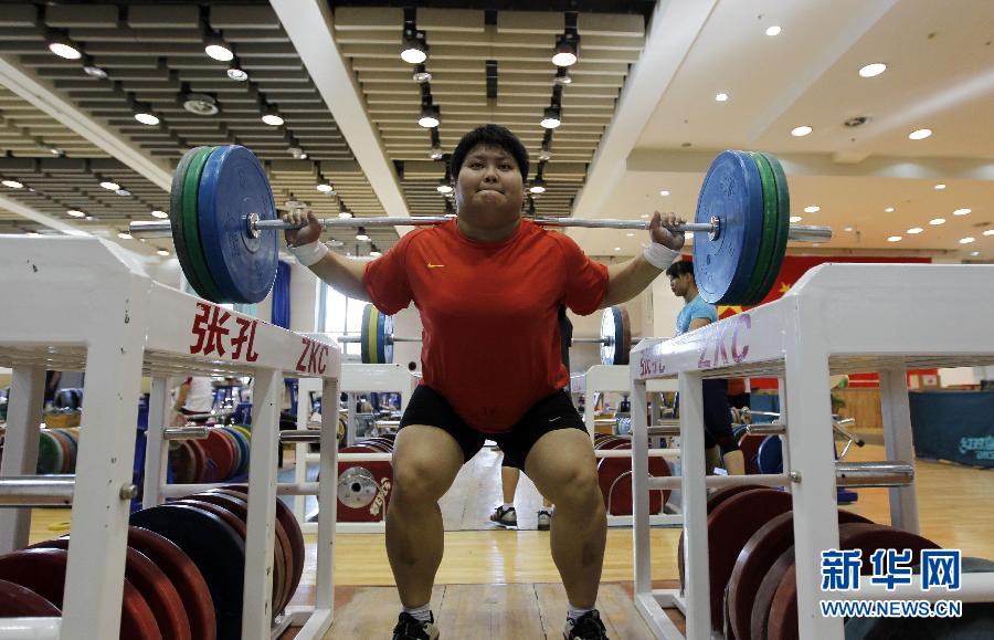 当日是农历除夕,中国举重队在国家体育总局举重训练馆备战训练,坚持南京mr-x射箭馆图片