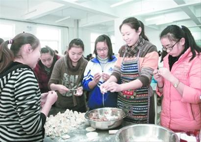 辽阳市第一中学西藏班的700多名学生和老师