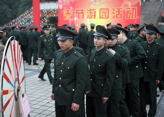 成都军区某部组织春节游园等活动 让新战士过好首个春节(组图)