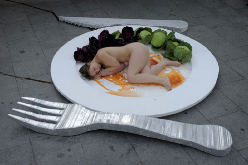 女子裸体扮成盘中餐呼吁保护动物
