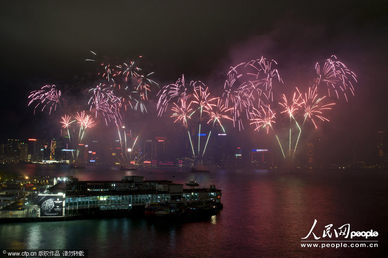 香港烟花贺岁 历时23分钟燃近4万烟花弹(2(组图)