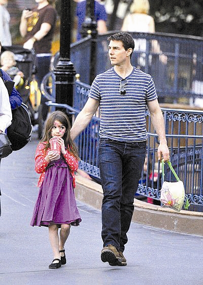 汤姆·克鲁斯携女儿 游迪士尼乐园(图)