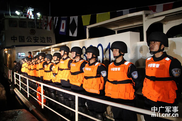 1月14日晨7：30，联合巡逻执法船编队在云南关累港码头冒雨启航。