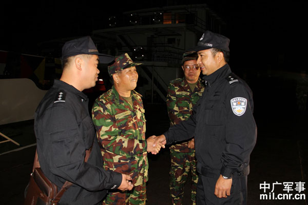 1月14日晨7：30，联合巡逻执法船编队在云南关累港码头冒雨启航。