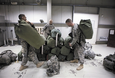 2011年12月15日，伊拉克纳西里耶，加法营地的美军士兵准备撤离 CFP图