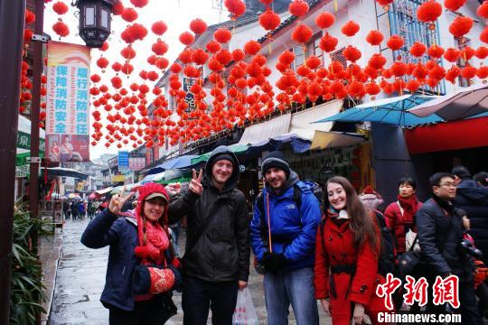 图为春节黄金周广西桂林阳朔西街张灯结彩过大年,吸引众多的外国