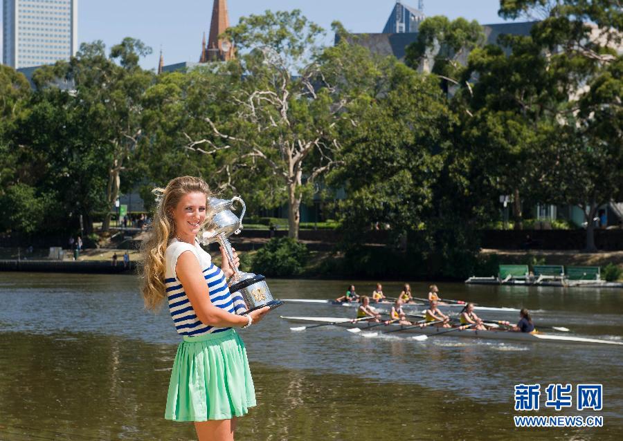 澳网:阿扎伦卡在墨尔本亚拉河畔展示奖杯[组图