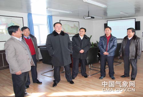 德令哈市领导慰问气象职工(图)