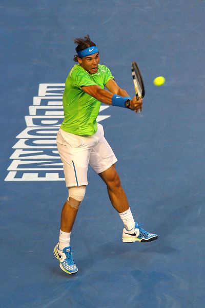 图文:2012澳网男单决赛 纳达尔右膝缠着绷带