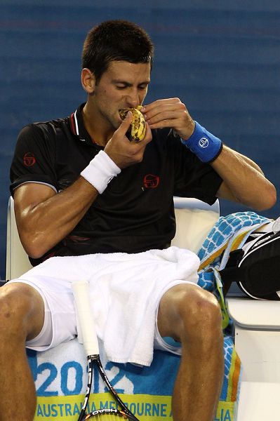 图文:2012年澳网男单决赛 小德吃香蕉