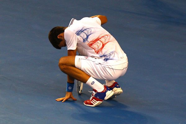 图文:2012年澳网男单决赛 小德扶地蹲下