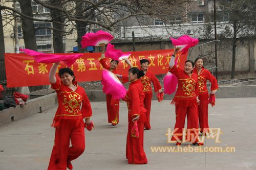 舞蹈队正在表演节目《中国大舞台》。