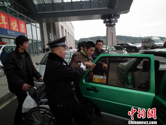 组图:福州铁路迎返程高峰 民警细心服务旅客