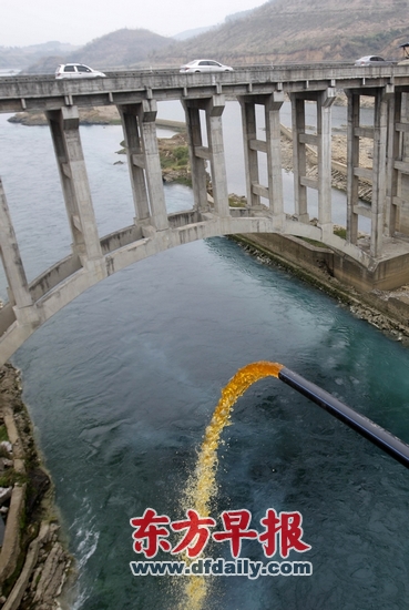 1月29日,在柳州市糯米滩水电站,一股碱性流水注入下游龙江河稀释中和