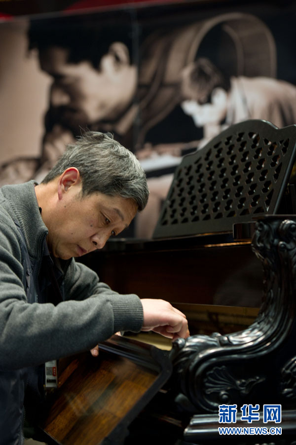 1月21日，观展者正在试弹中国手工钢琴。