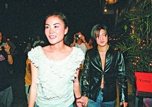 其实娱乐圈中也有不少姐弟恋的例子,当年谢霆锋跟年龄大他11年的王菲