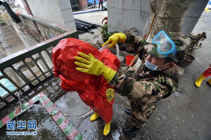 1月29日，在广西柳州市柳城县糯米滩水力发电厂，武警战士将袋装聚合氯化铝投入水池并引入江中稀释污染水体。