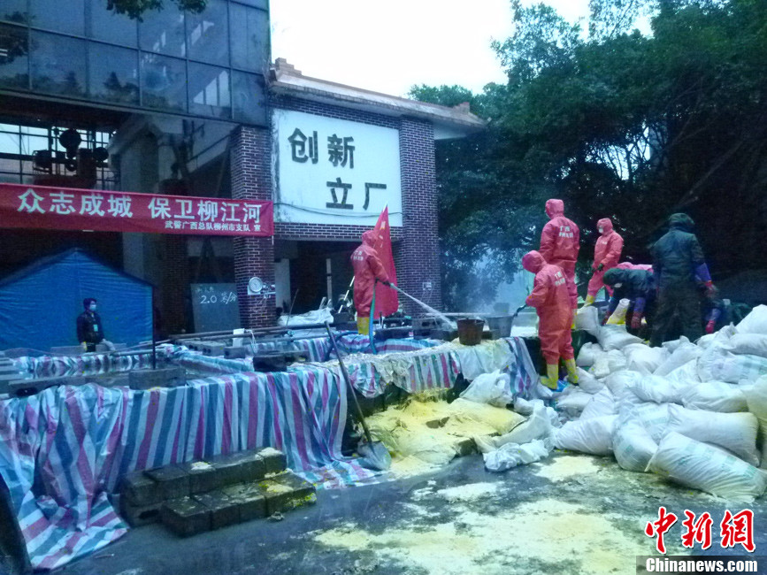 1月29日，在广西柳州市柳城县糯米滩水力发电厂，武警战士将袋装聚合氯化铝投入水池并引入江中稀释污染水体。