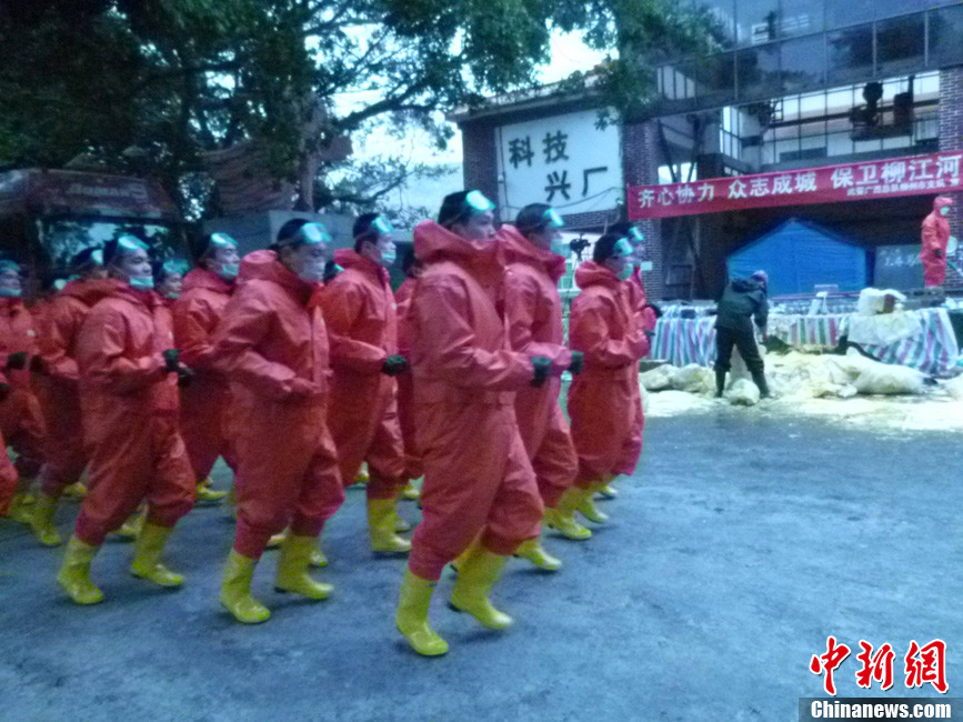 1月29日，在广西柳州市柳城县糯米滩水力发电厂，武警战士将袋装聚合氯化铝投入水池并引入江中稀释污染水体。