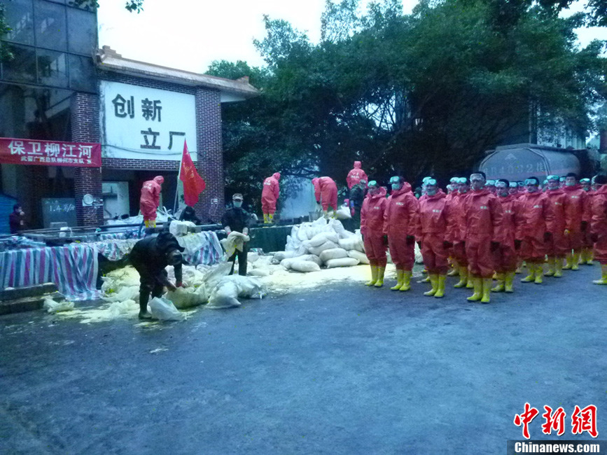 1月29日，在广西柳州市柳城县糯米滩水力发电厂，武警战士将袋装聚合氯化铝投入水池并引入江中稀释污染水体。